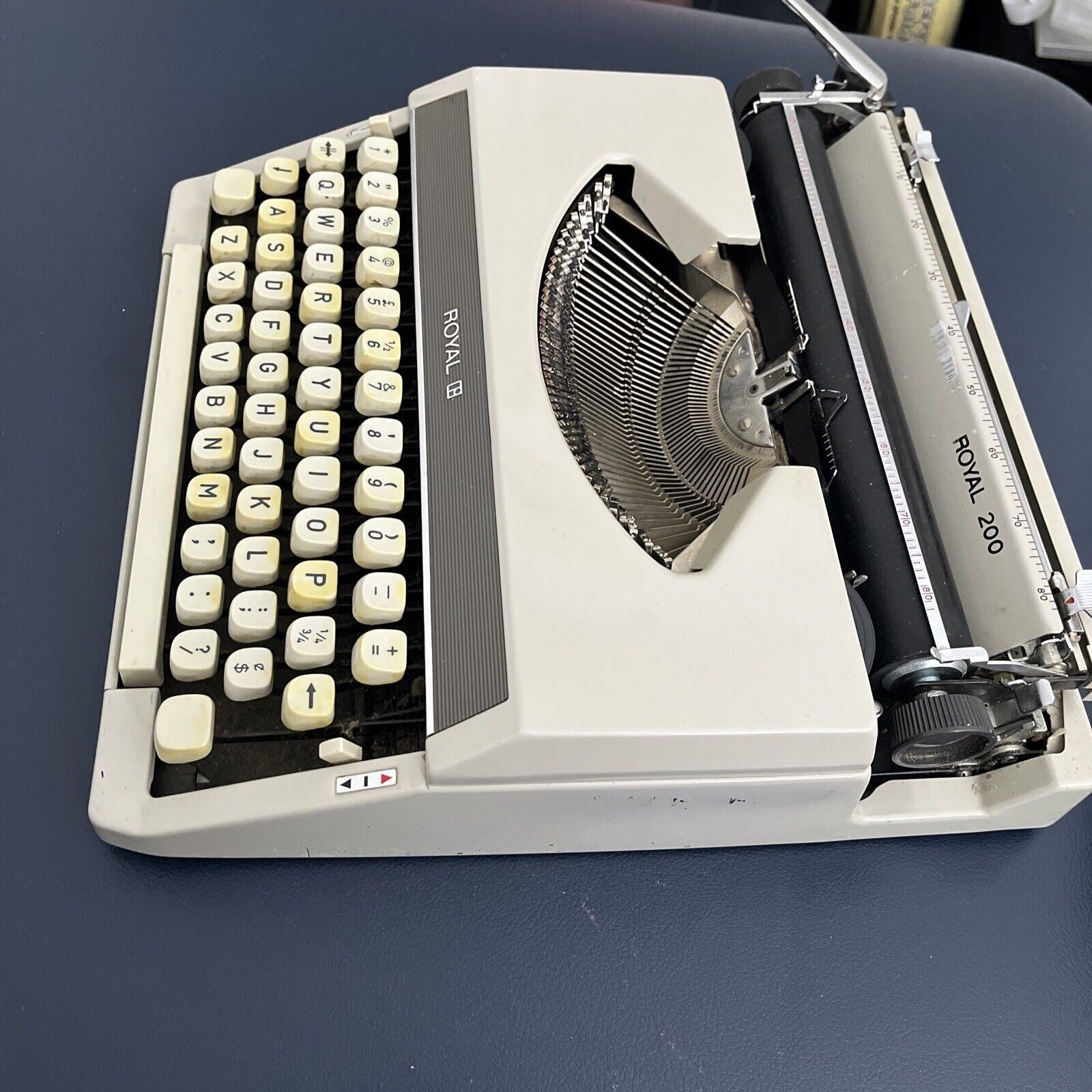 Vintage Royal 200 Portable Typewriter – Retro Unit
