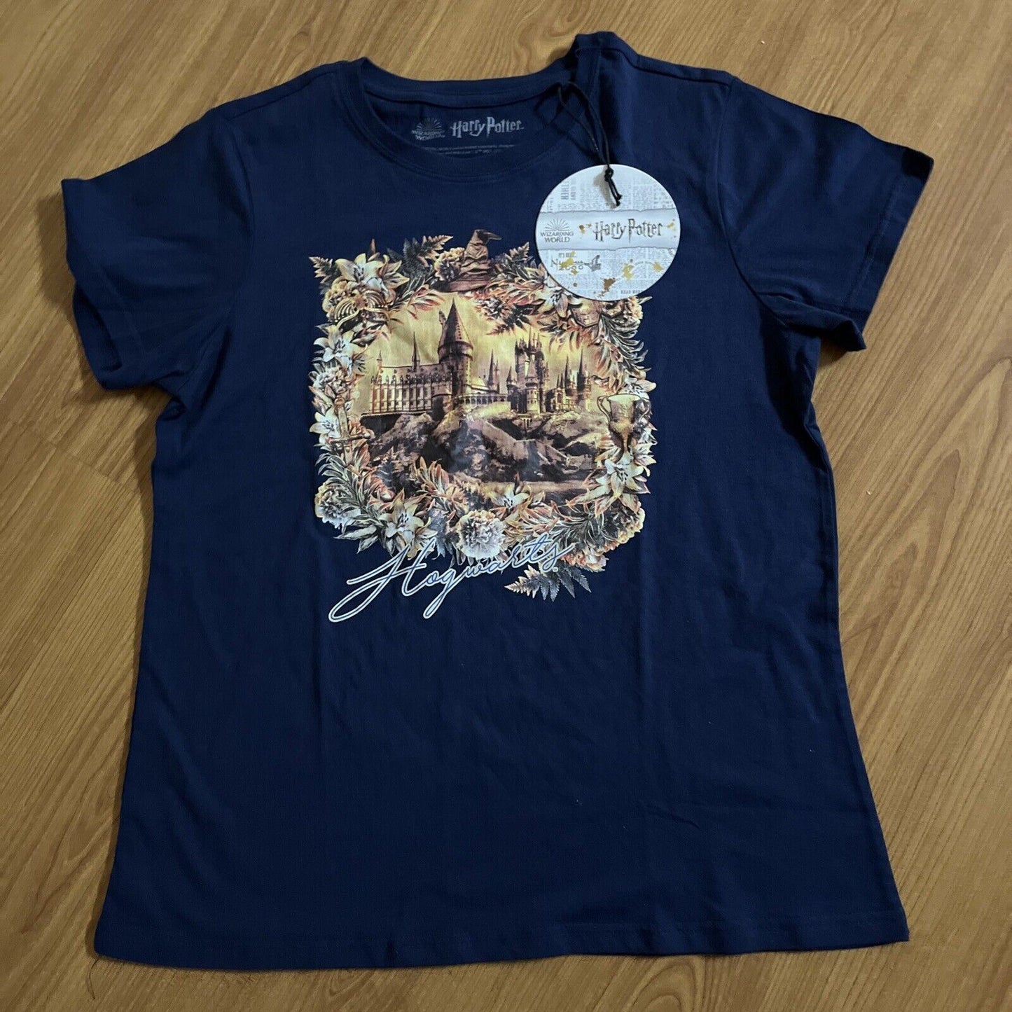 Official Harry Potter Hogwarts Wreath Short Sleeve Shirt Medium NEW