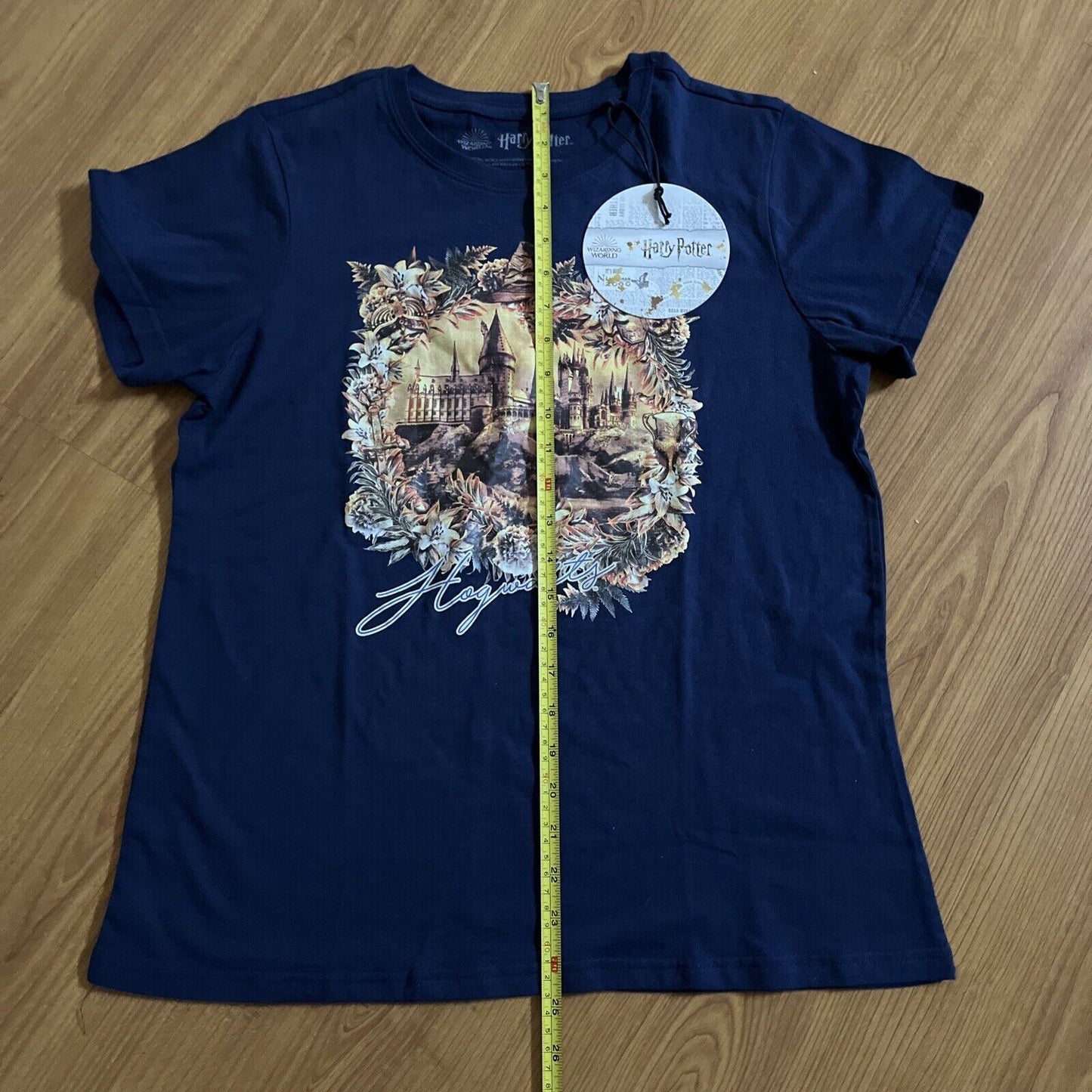 Official Harry Potter Hogwarts Wreath Short Sleeve Shirt Medium NEW