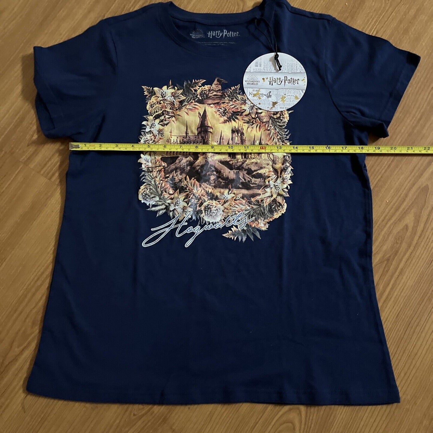 Official Harry Potter Hogwarts Wreath Short Sleeve Shirt Medium NEW