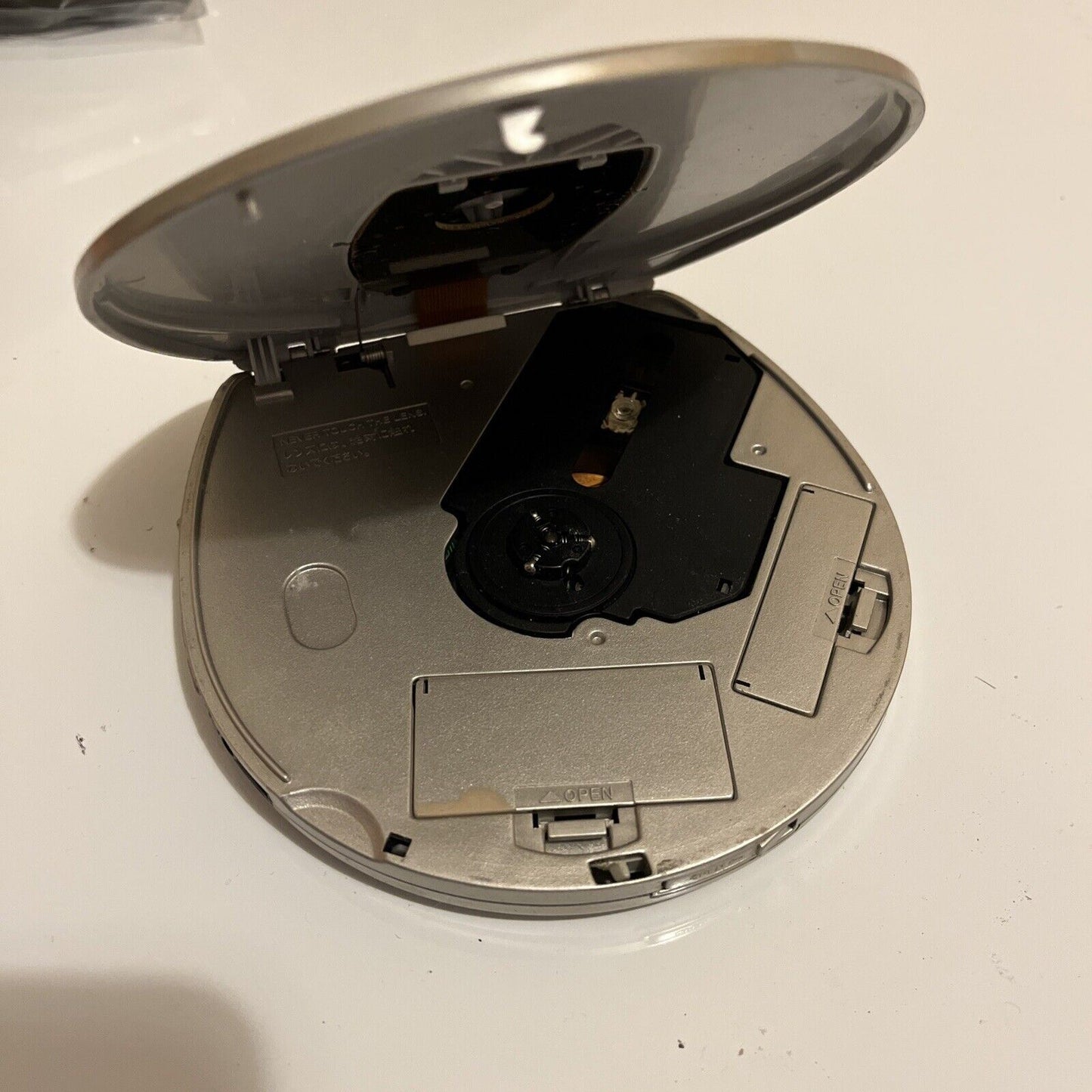 Hitachi Portable CD Player CDS-11 *Does Not Turn On. For Parts Repair