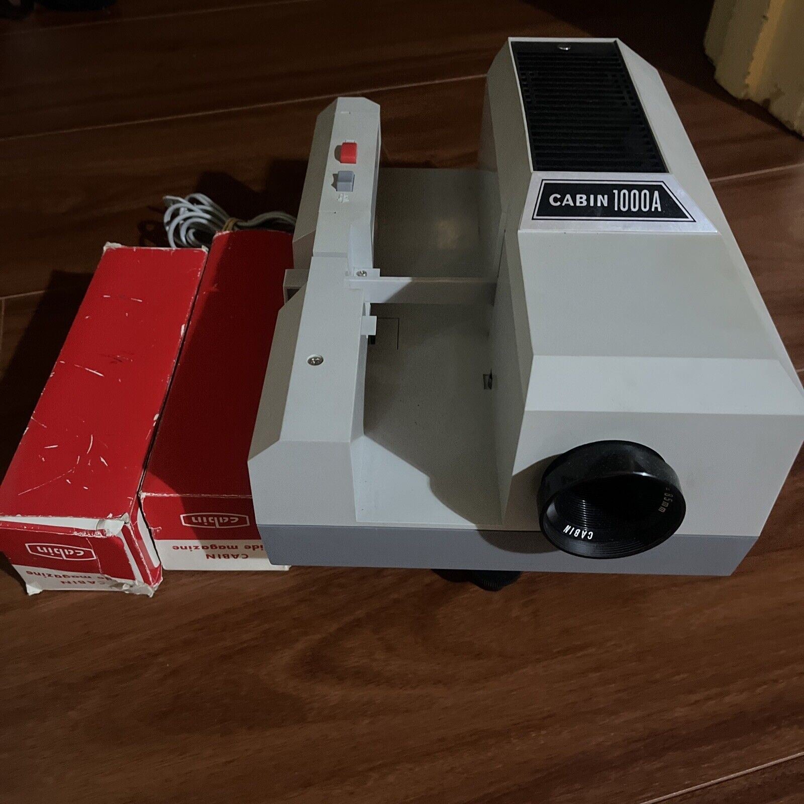 Cabin 1000A 35mm Slide Projector with 2x Slide Magazine – Retro Unit