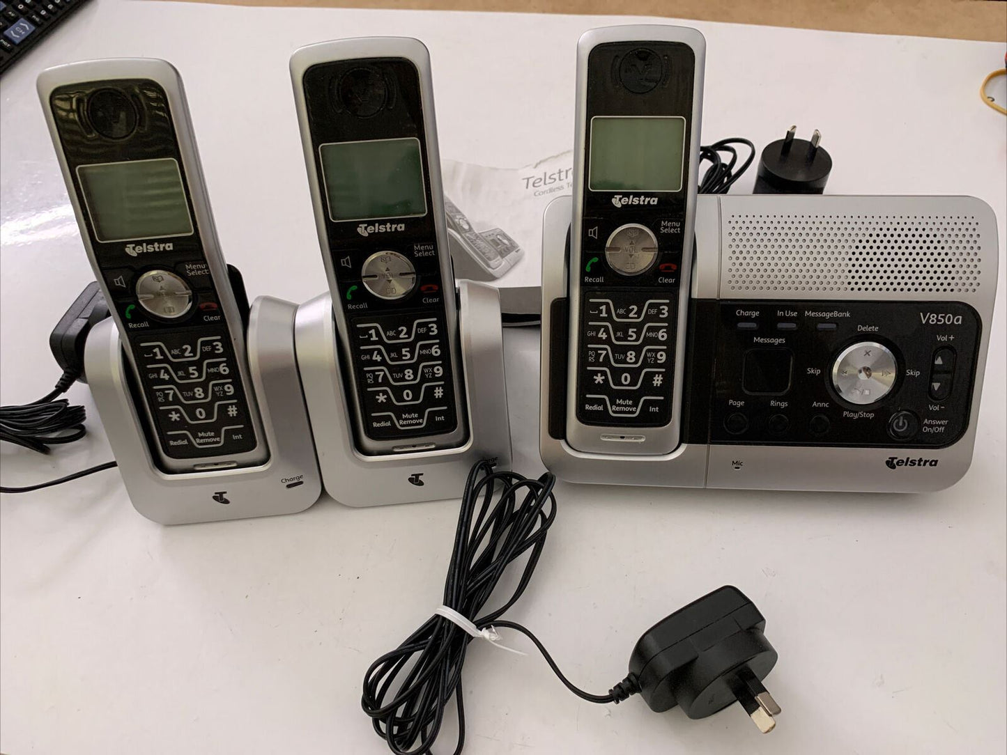 TELSTRA V850a Digital Cordless Phone & Answer Machine Base + 3 x Handsets + Dock