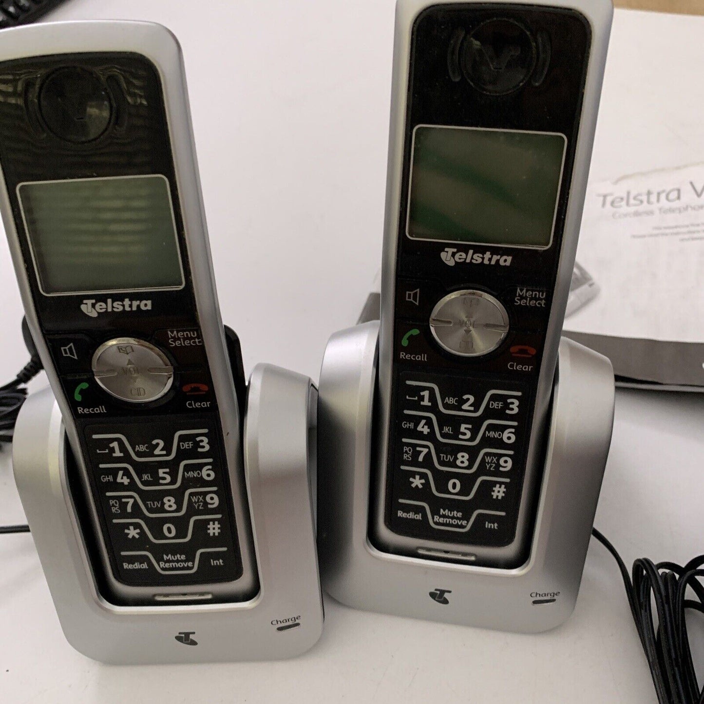 TELSTRA V850a Digital Cordless Phone & Answer Machine Base + 3 x Handsets + Dock