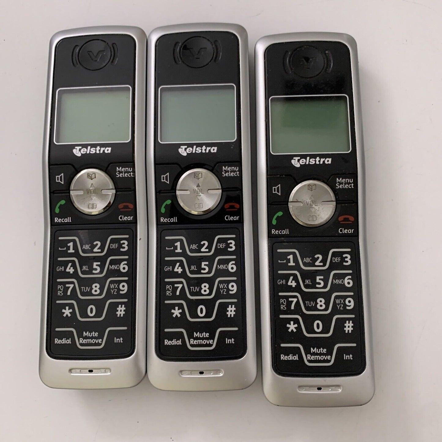 TELSTRA V850a Digital Cordless Phone & Answer Machine Base + 3 x Handsets + Dock