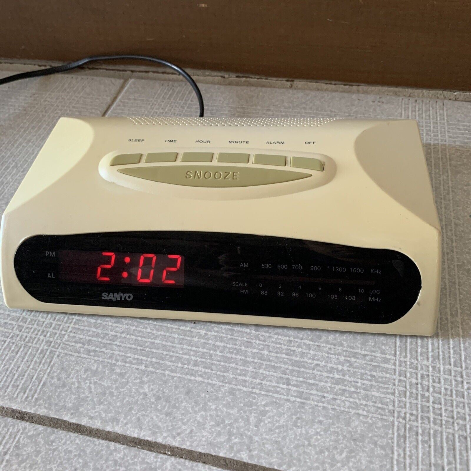 Vintage Sanyo RM-6018P AM/FM Radio Alarm Clock – Retro Unit