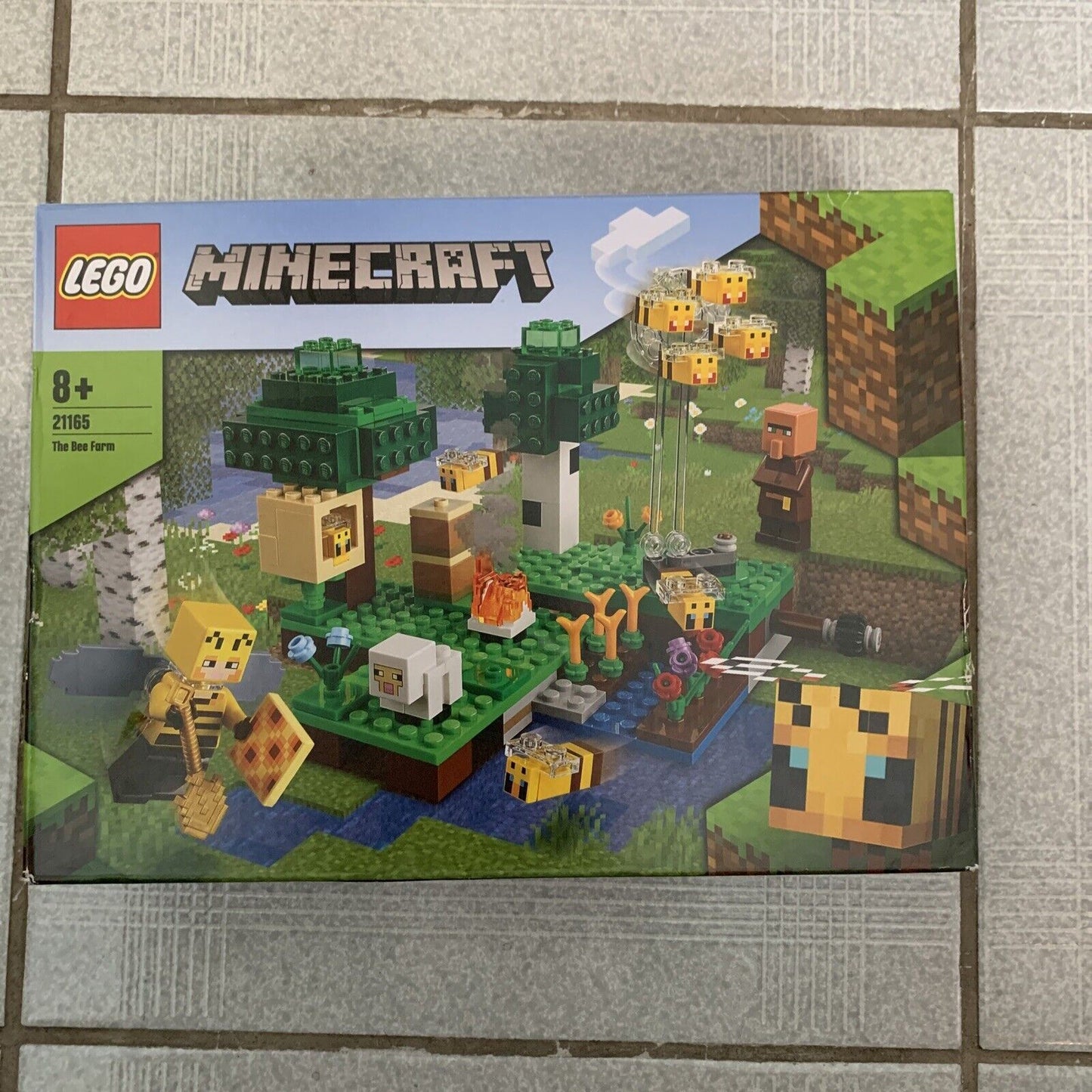 NEW LEGO Minecraft The Bee Farm 21165