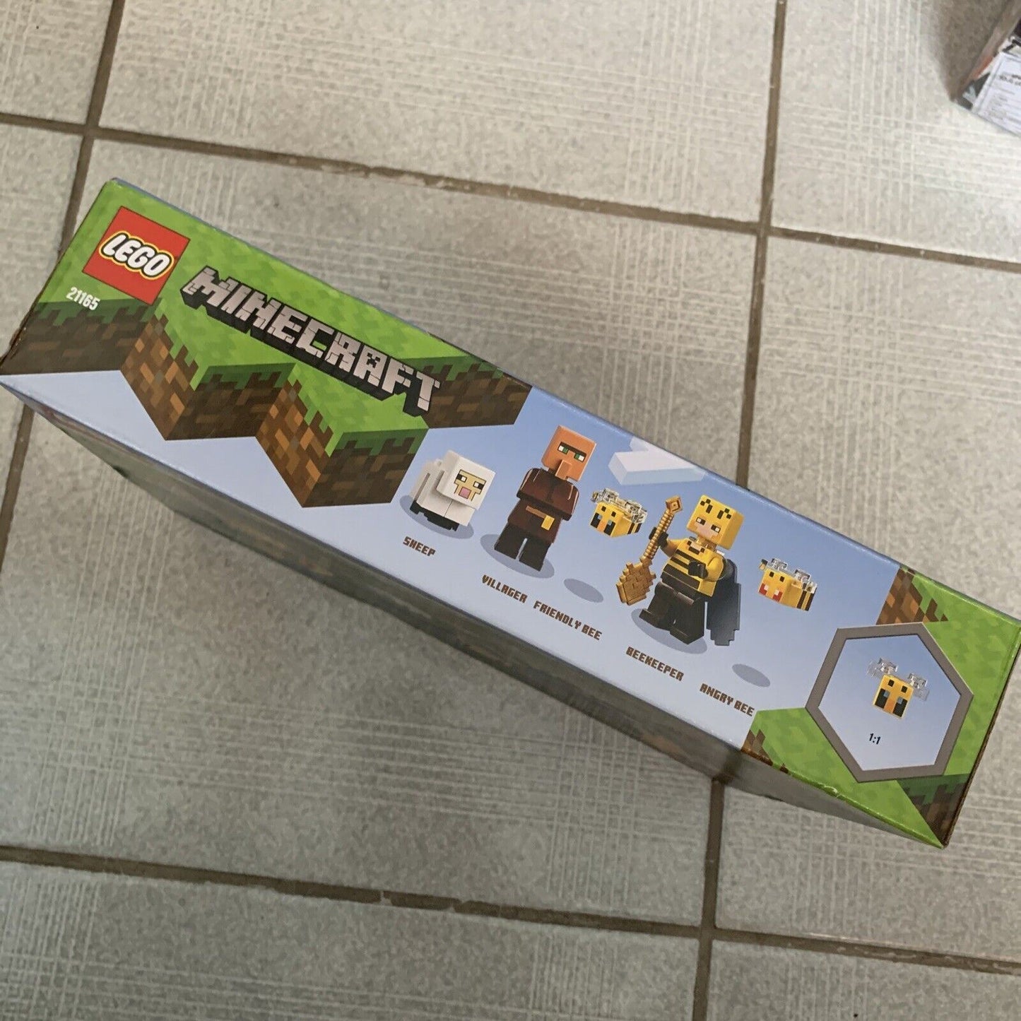 NEW LEGO Minecraft The Bee Farm 21165