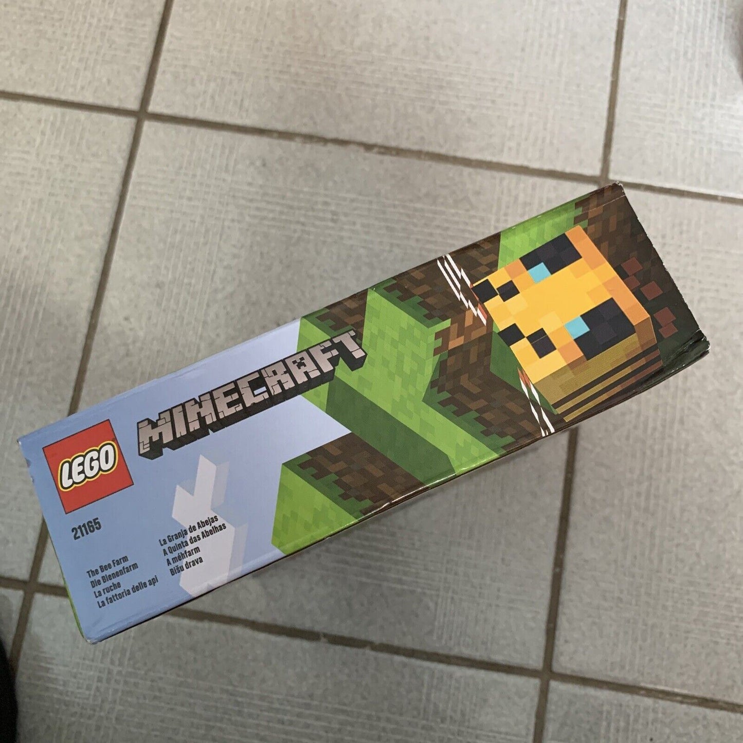 NEW LEGO Minecraft The Bee Farm 21165