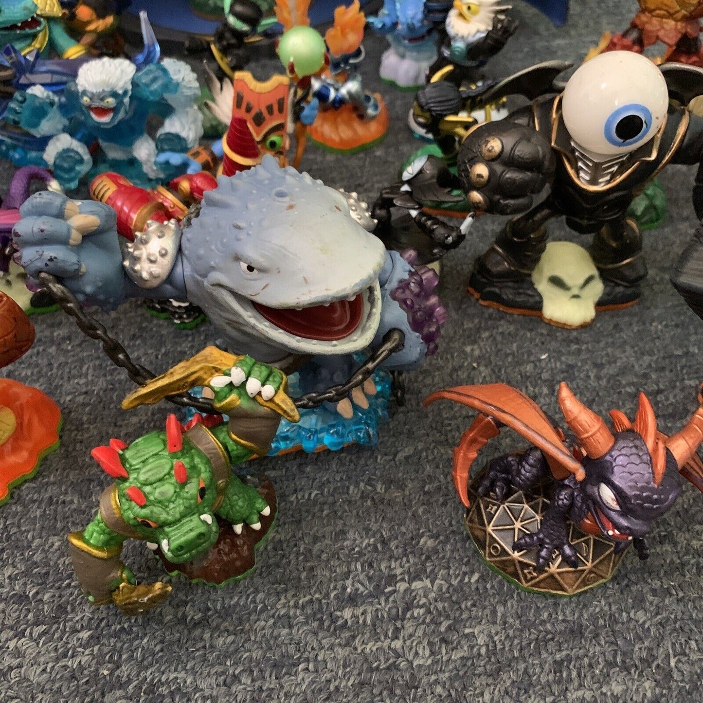 45x Skylanders Figurines Various Assorted and Official Skylanders Box Container