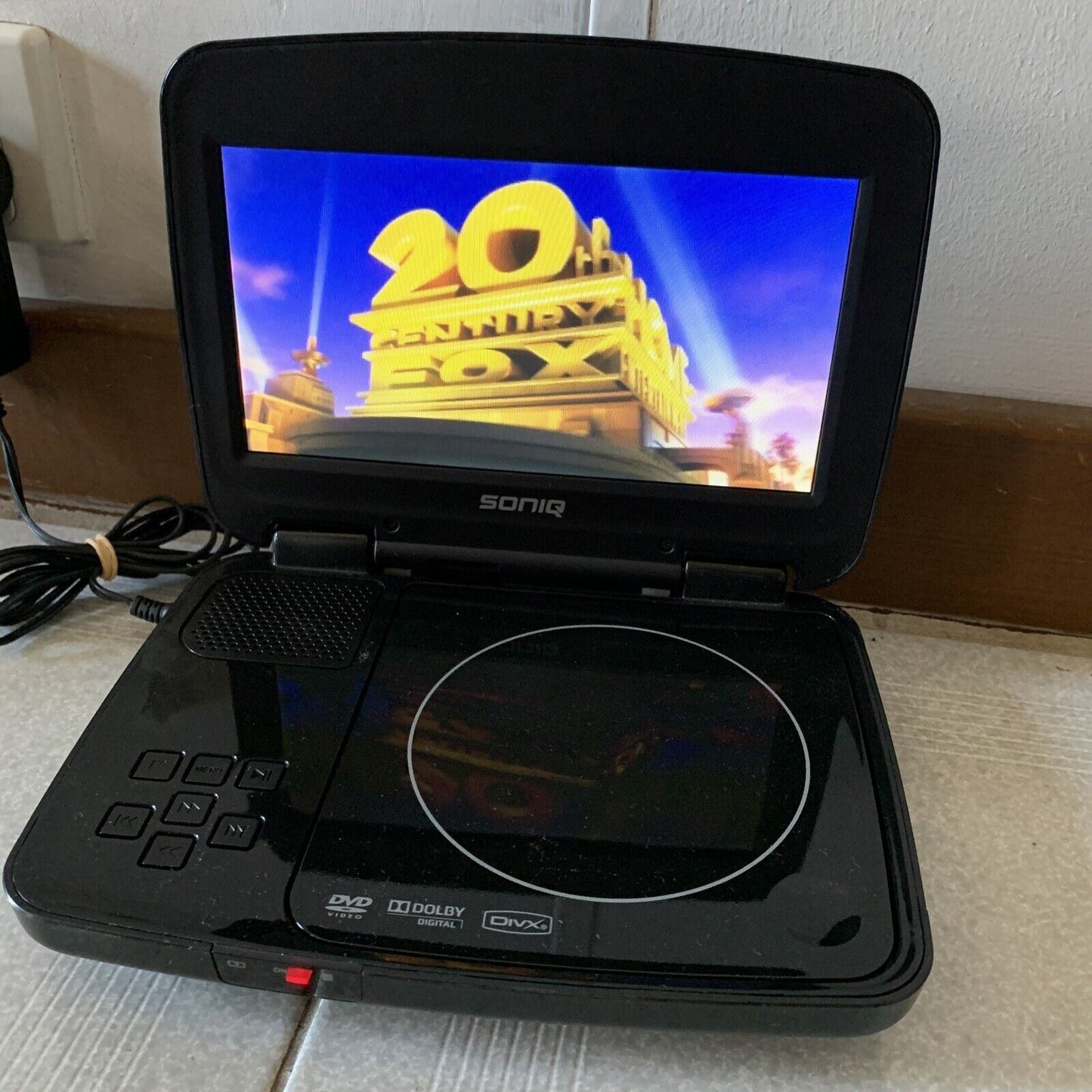 Soniq 7" Portable DVD Player with DivX PD80-AU and Power Supply