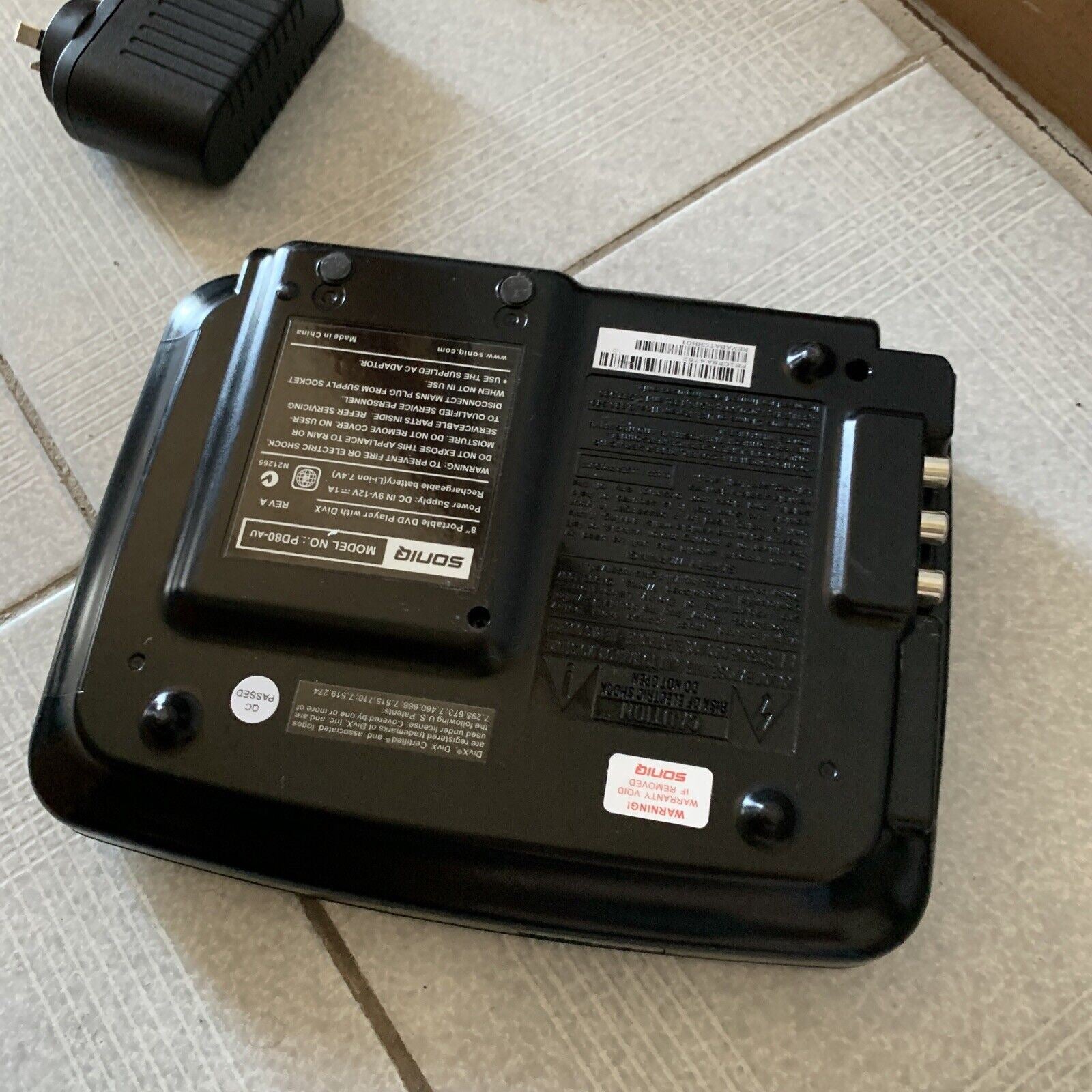 Soniq 7" Portable DVD Player with DivX PD80AU and Power Supply Retro