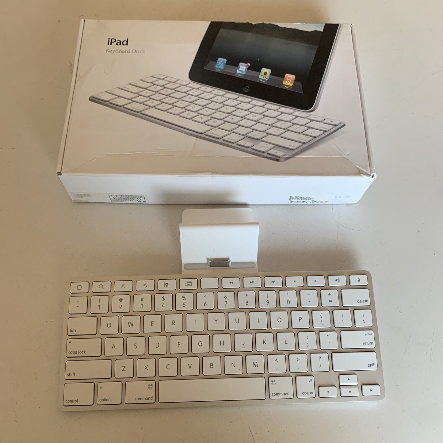 Apple iPad Keyboard and Dock for Iphone/Ipad 30-pin