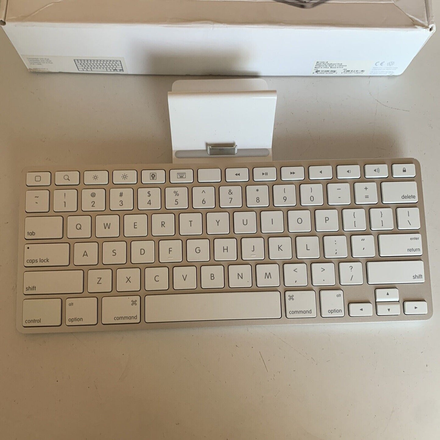 Apple iPad Keyboard and Dock for Iphone/Ipad 30-pin