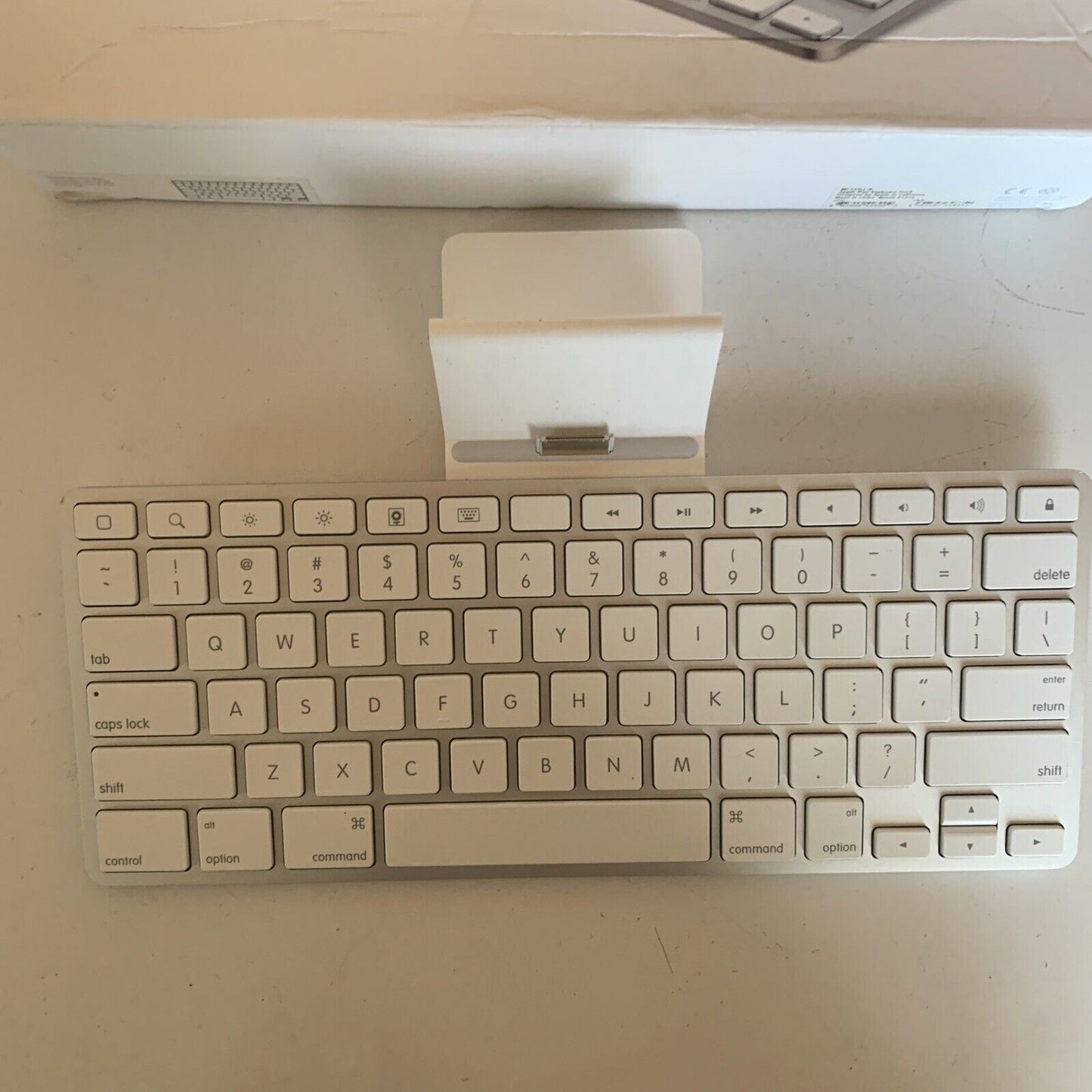 Apple iPad Keyboard and Dock for Iphone/Ipad 30-pin