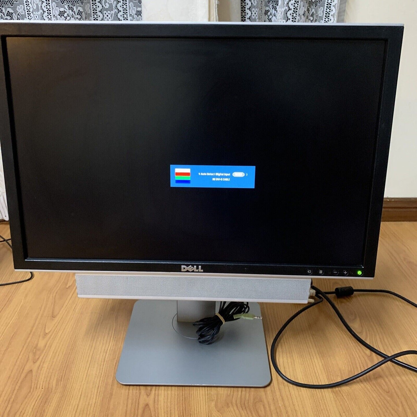 Dell 22" UltraSharp widescreen 5ms LCD Monitor 2208WFPt DVI VGA with Speaker Bar