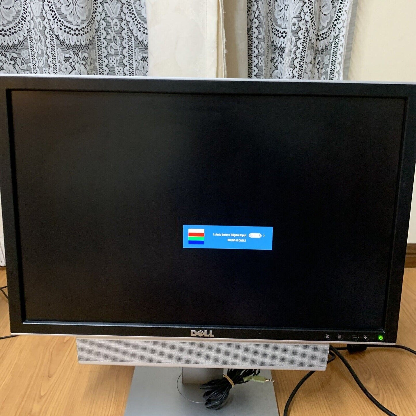 Dell 22" UltraSharp widescreen 5ms LCD Monitor 2208WFPt DVI VGA with Speaker Bar