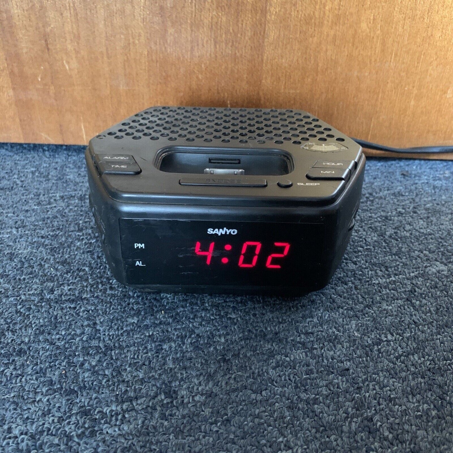 Sanyo DMP-P3 Alarm Clock Radio with 30-pin iPod Dock