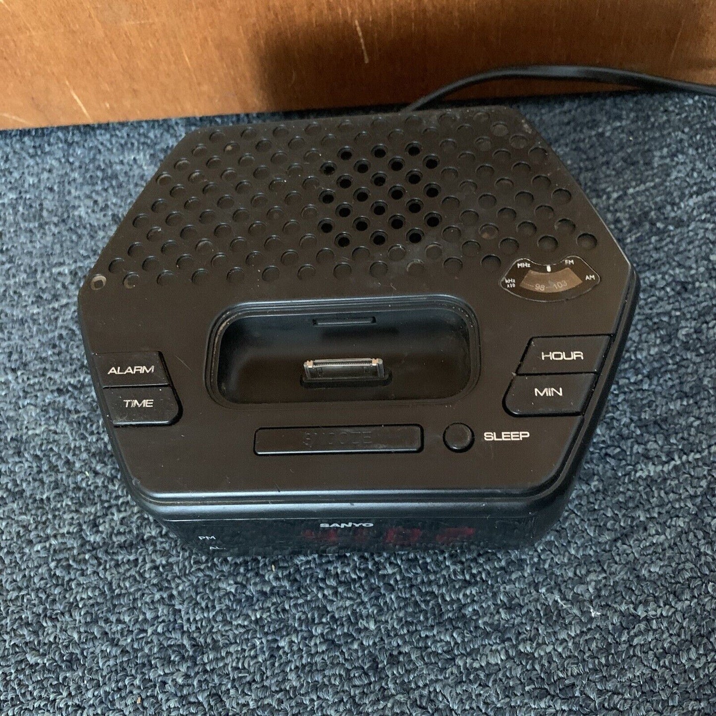 Sanyo DMP-P3 Alarm Clock Radio with 30-pin iPod Dock