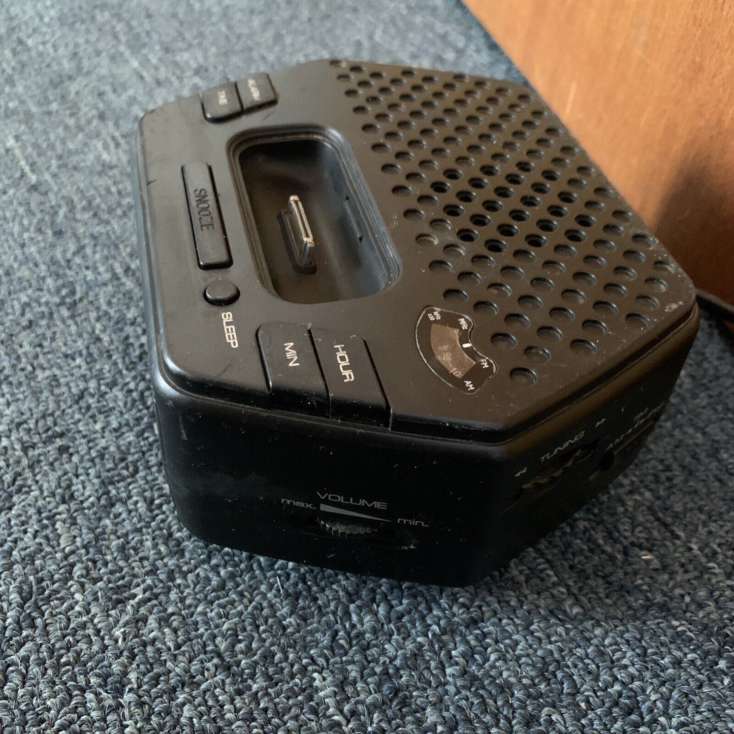 Sanyo DMP-P3 Alarm Clock Radio with 30-pin iPod Dock