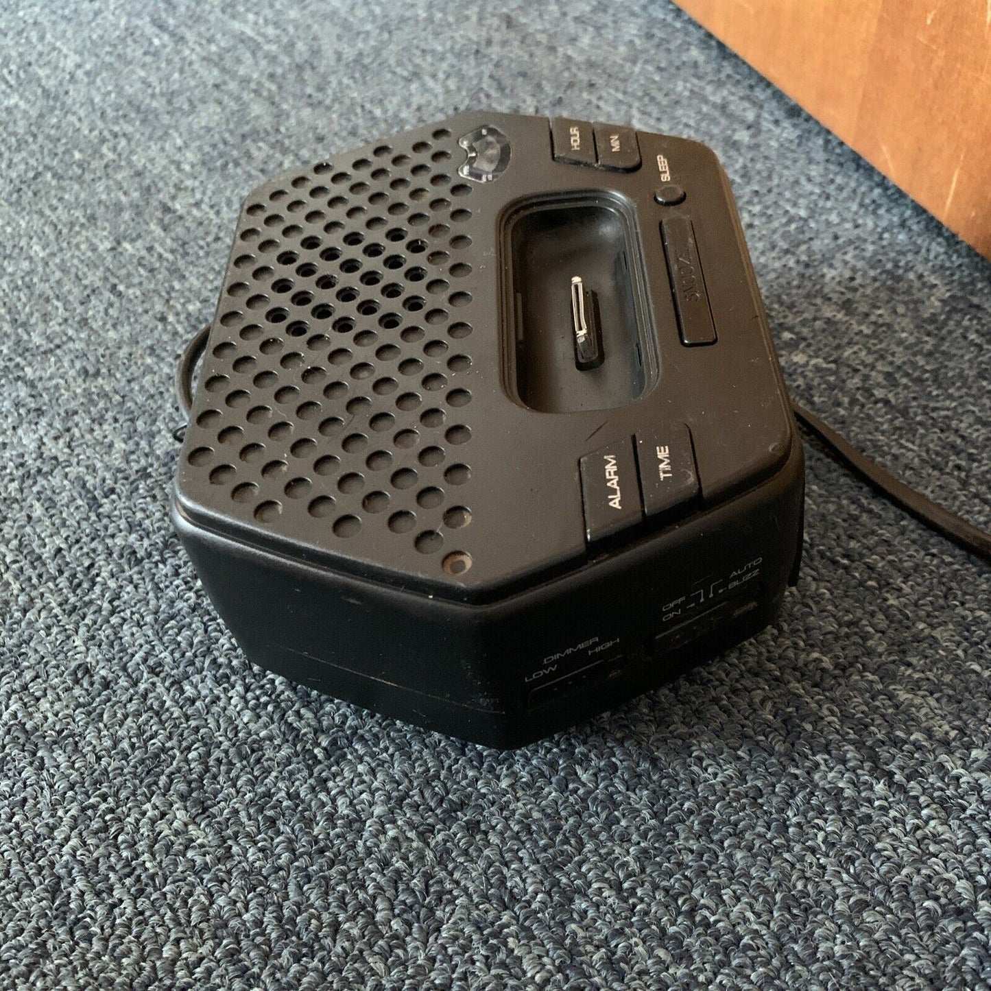 Sanyo DMP-P3 Alarm Clock Radio with 30-pin iPod Dock