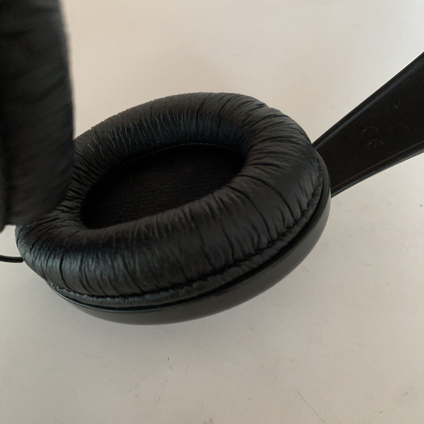 Sennheiser HD 202 Professional Headphones *Wire Broken But In Working Order