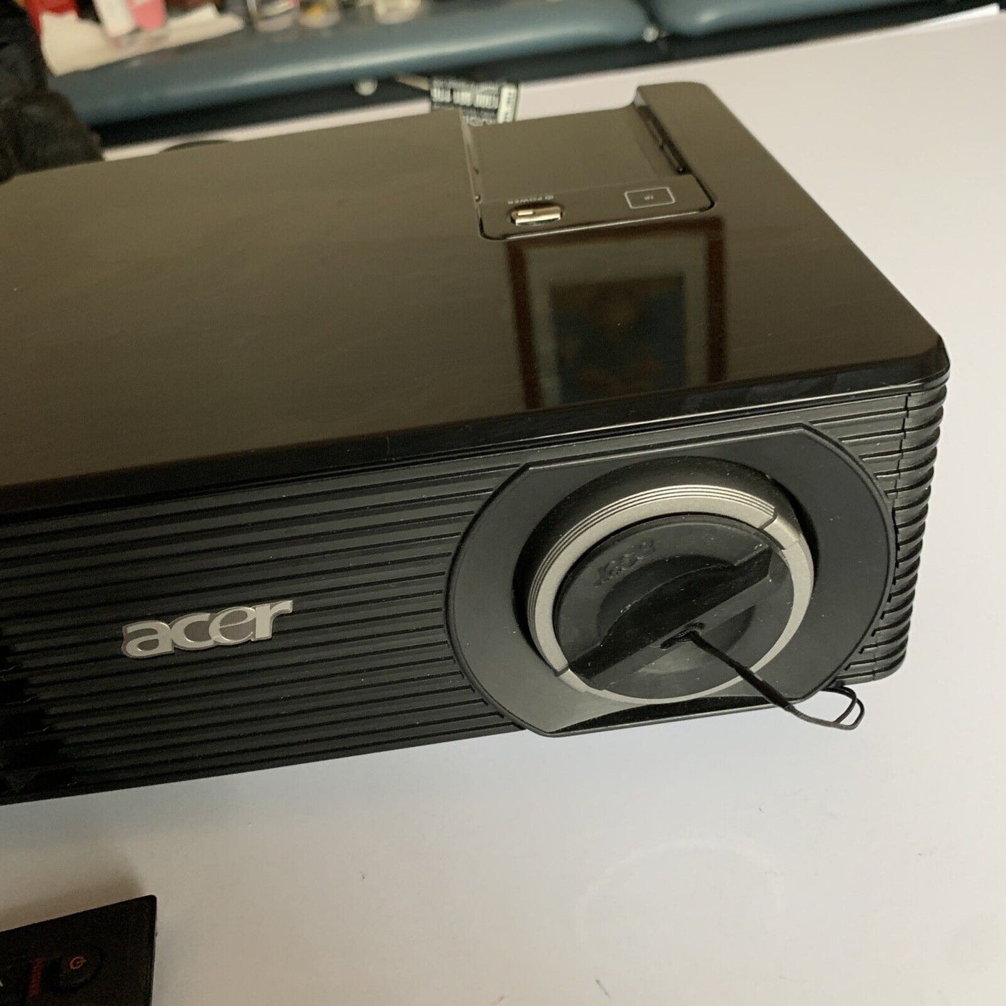 Acer X1160 DLP Projector with Remote and Bag