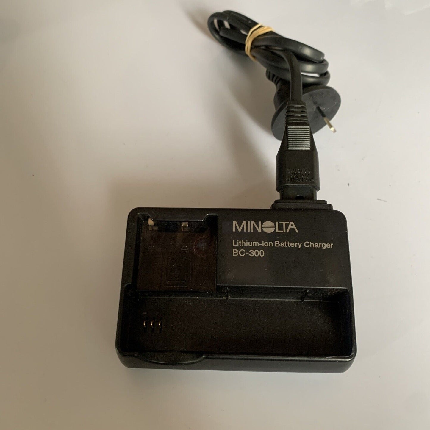 Genuine Minolta BC-300 Battery Charger for Dimage X, Xi, Xt,  NP-200 Battery