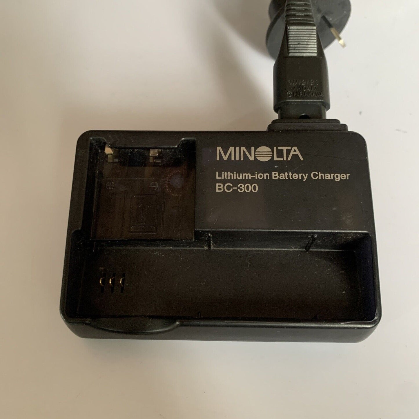 Genuine Minolta BC-300 Battery Charger for Dimage X, Xi, Xt,  NP-200 Battery