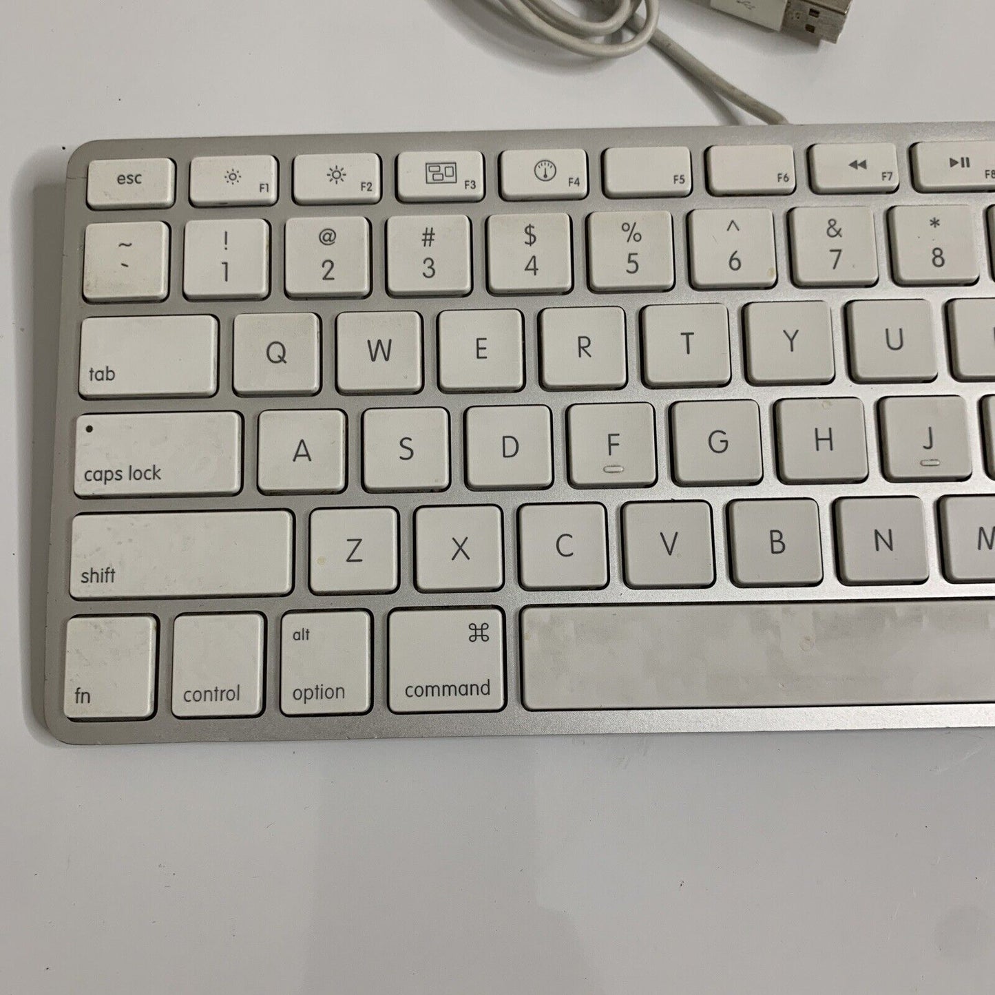 Apple Keyboard USB with 2x USB ports A1242 *missing f10 key in working order