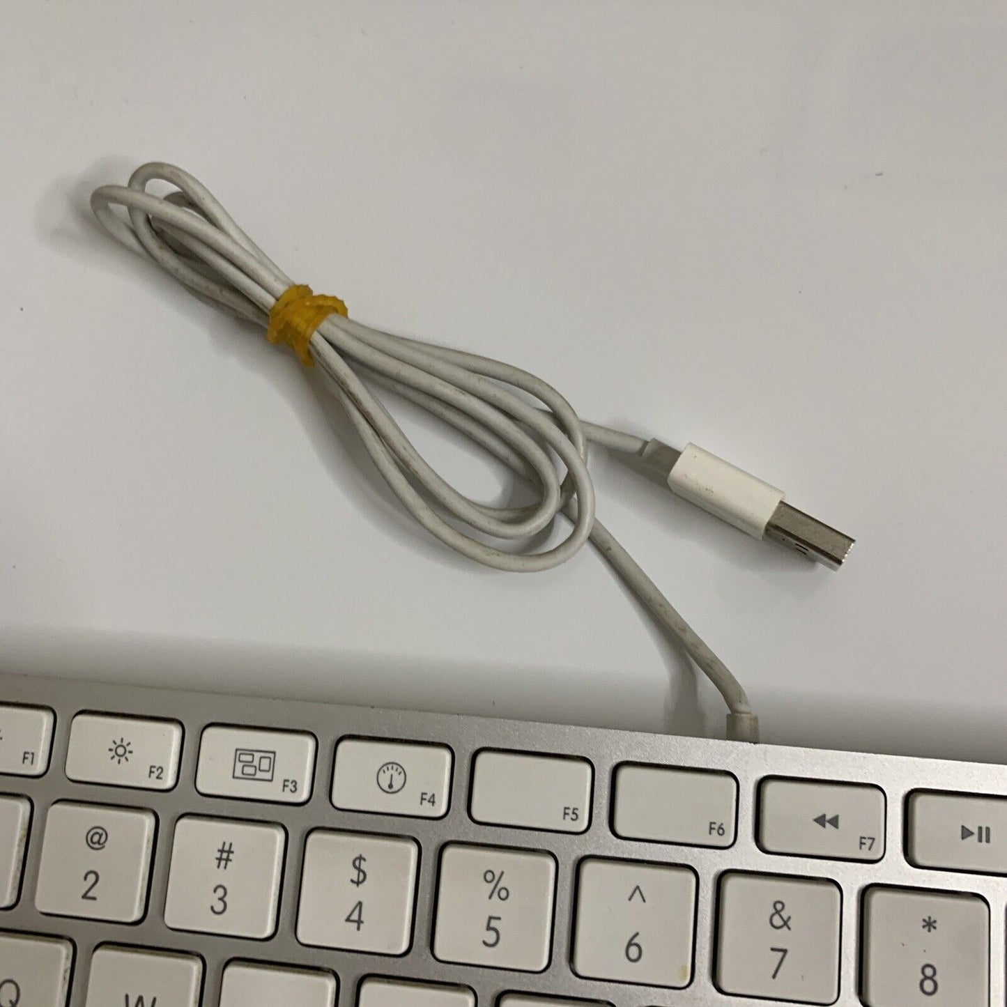 Apple Keyboard USB with 2x USB ports A1242 *missing f10 key in working order