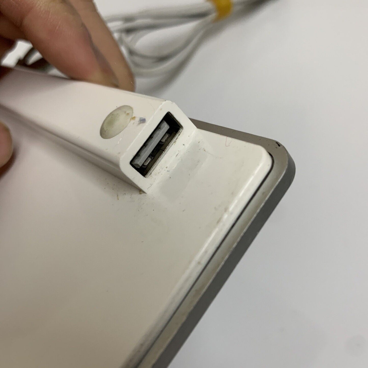 Apple Keyboard USB with 2x USB ports A1242 *missing f10 key in working order