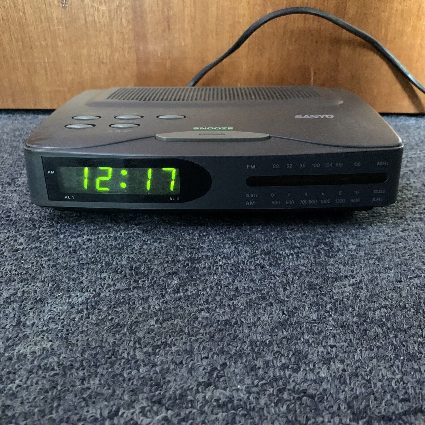 Sanyo RM6022 Alarm Clock AM/FM Radio with Snooze Function