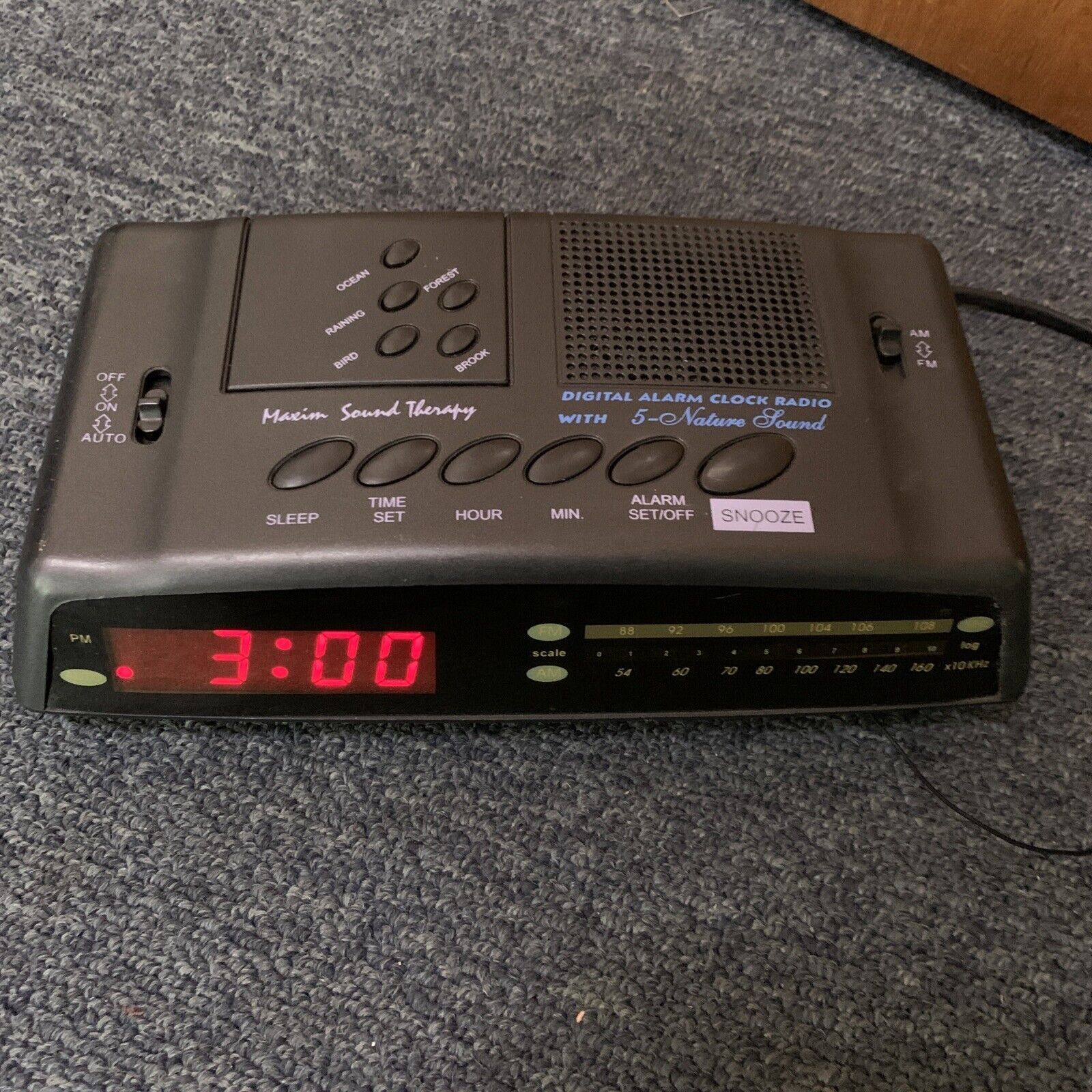 Maxim Digital Alarm Clock AM FM Radio CR9087 Retro Unit