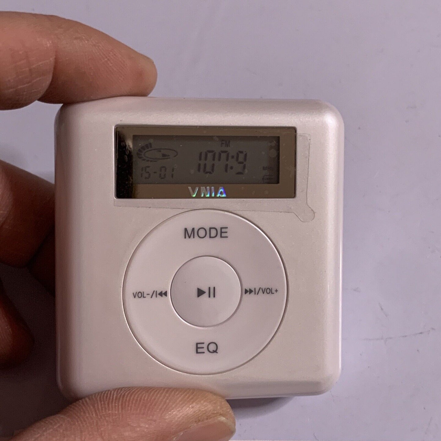 VNIA 2 GB MP3 FM Radio Player