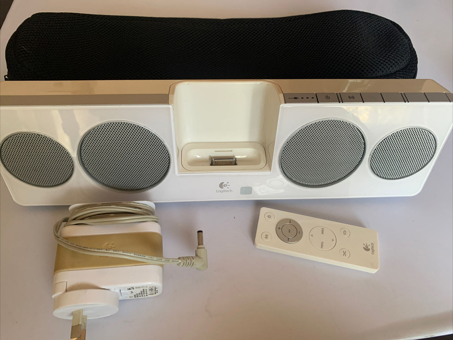 Logitech Pure-Fi Anywhere 2 Speaker iPod/iPhone 30 Pin 3.5mm  + Remote White