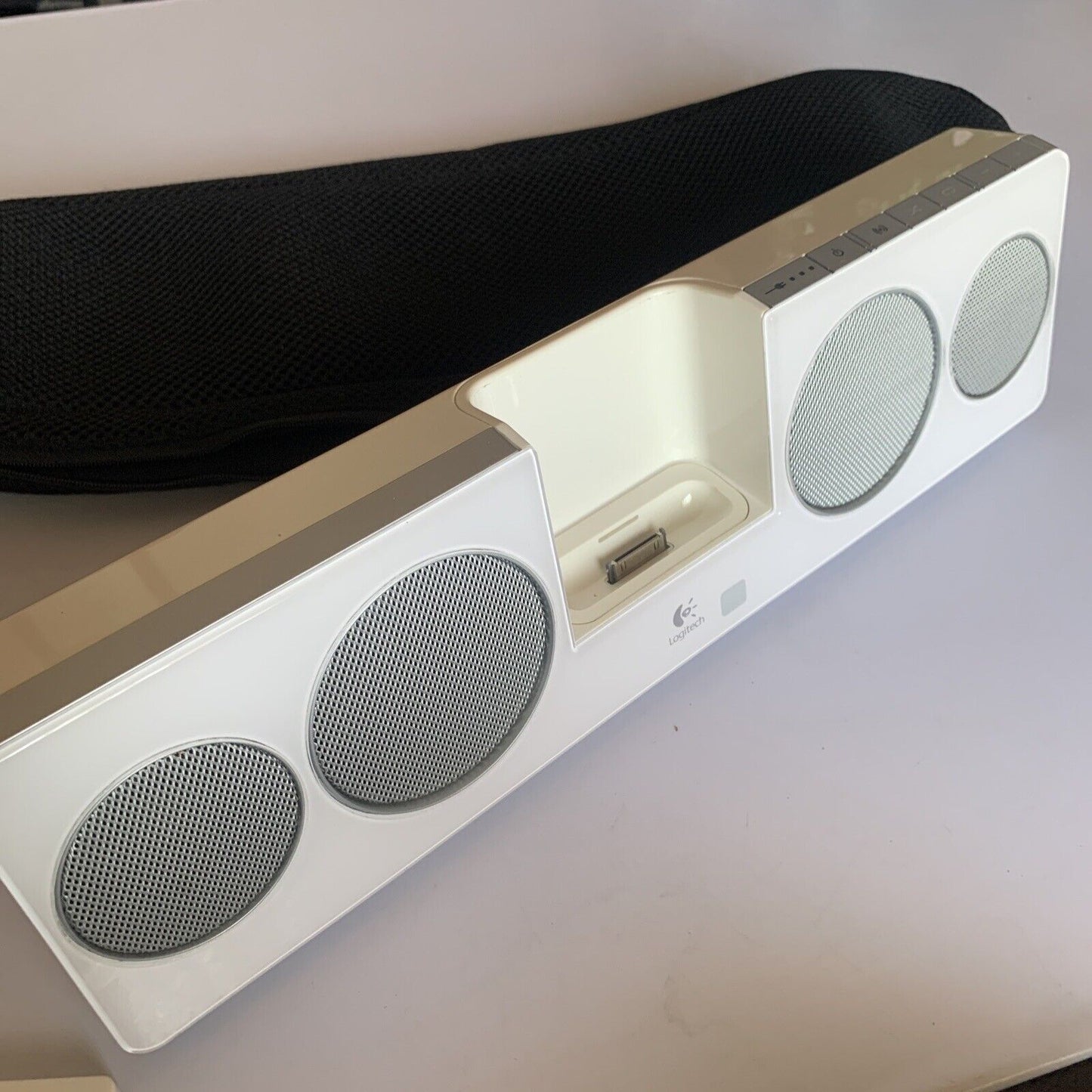 Logitech Pure-Fi Anywhere 2 Speaker iPod/iPhone 30 Pin 3.5mm  + Remote White