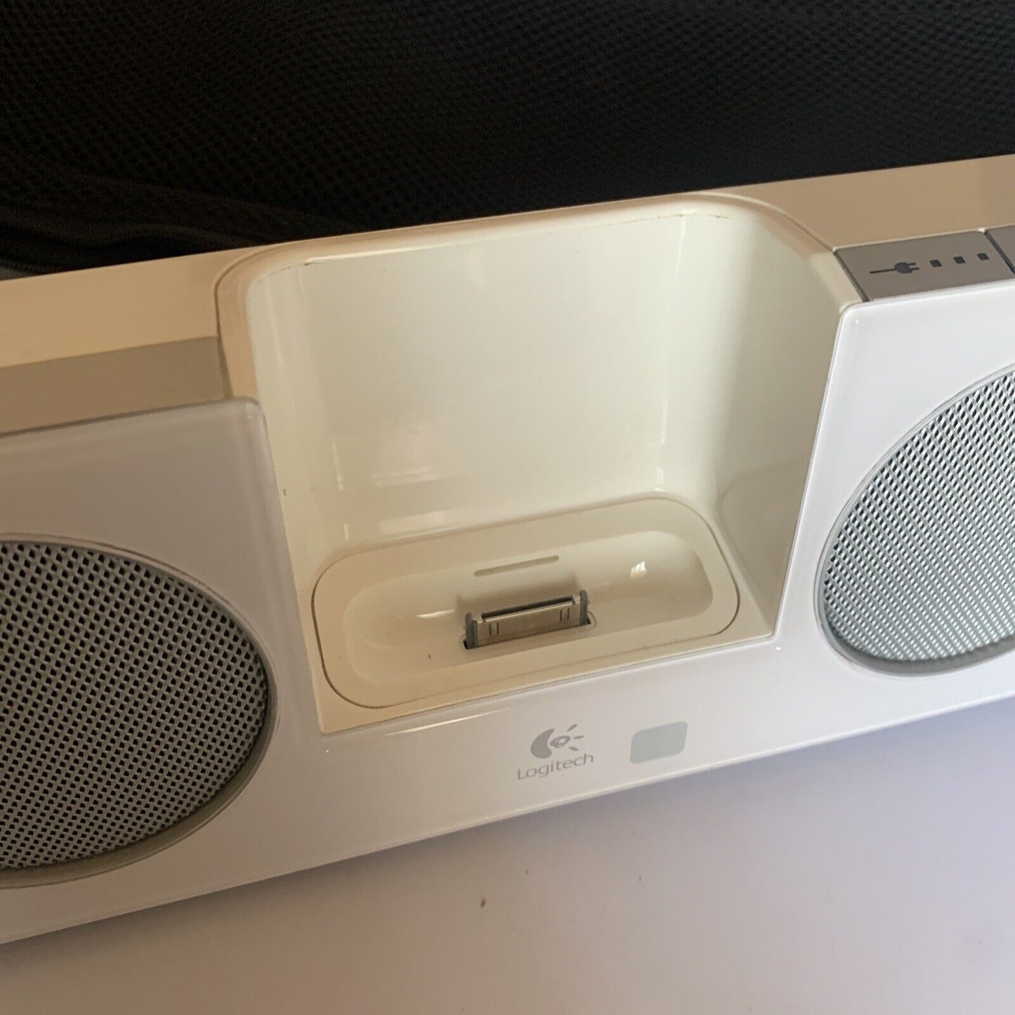 Logitech Pure-Fi Anywhere 2 Speaker iPod/iPhone 30 Pin 3.5mm  + Remote White