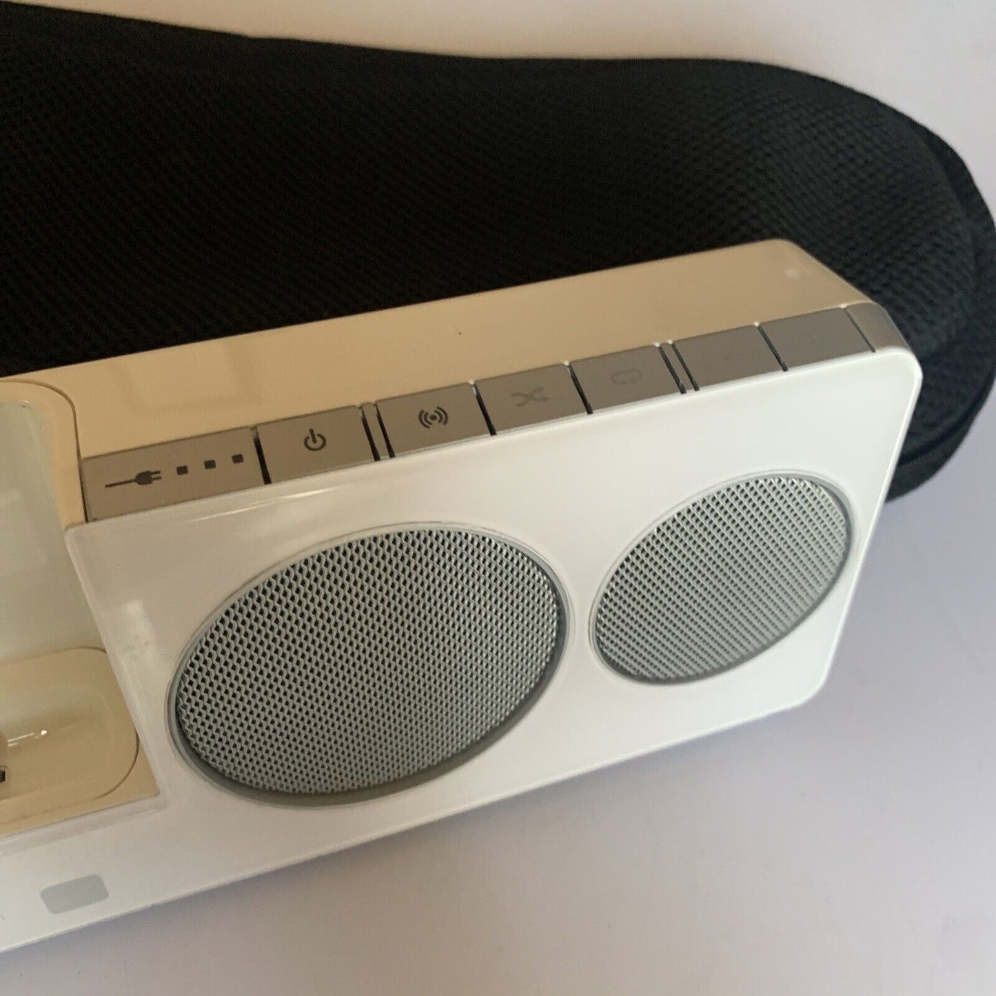 Logitech Pure-Fi Anywhere 2 Speaker iPod/iPhone 30 Pin 3.5mm  + Remote White