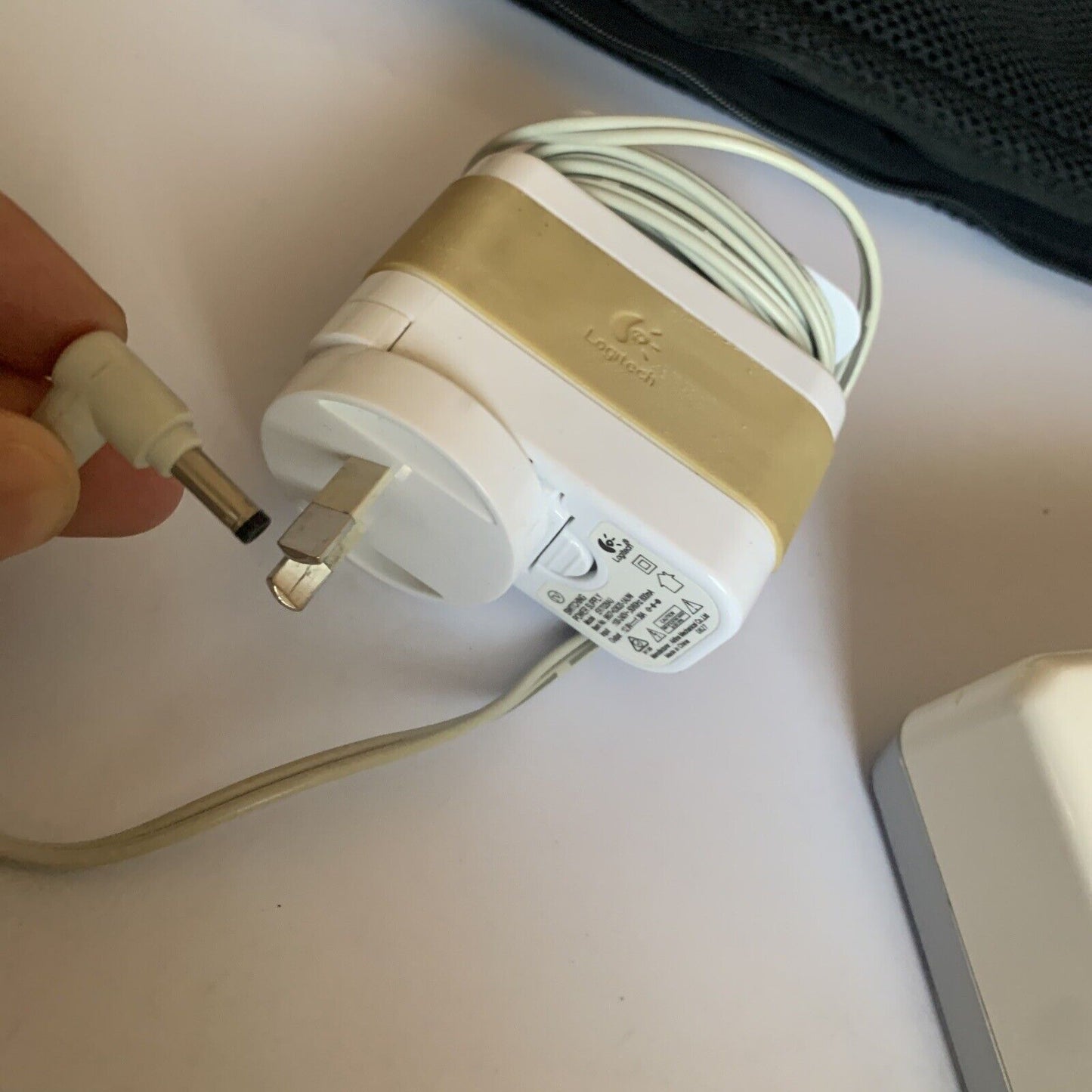 Logitech Pure-Fi Anywhere 2 Speaker iPod/iPhone 30 Pin 3.5mm  + Remote White