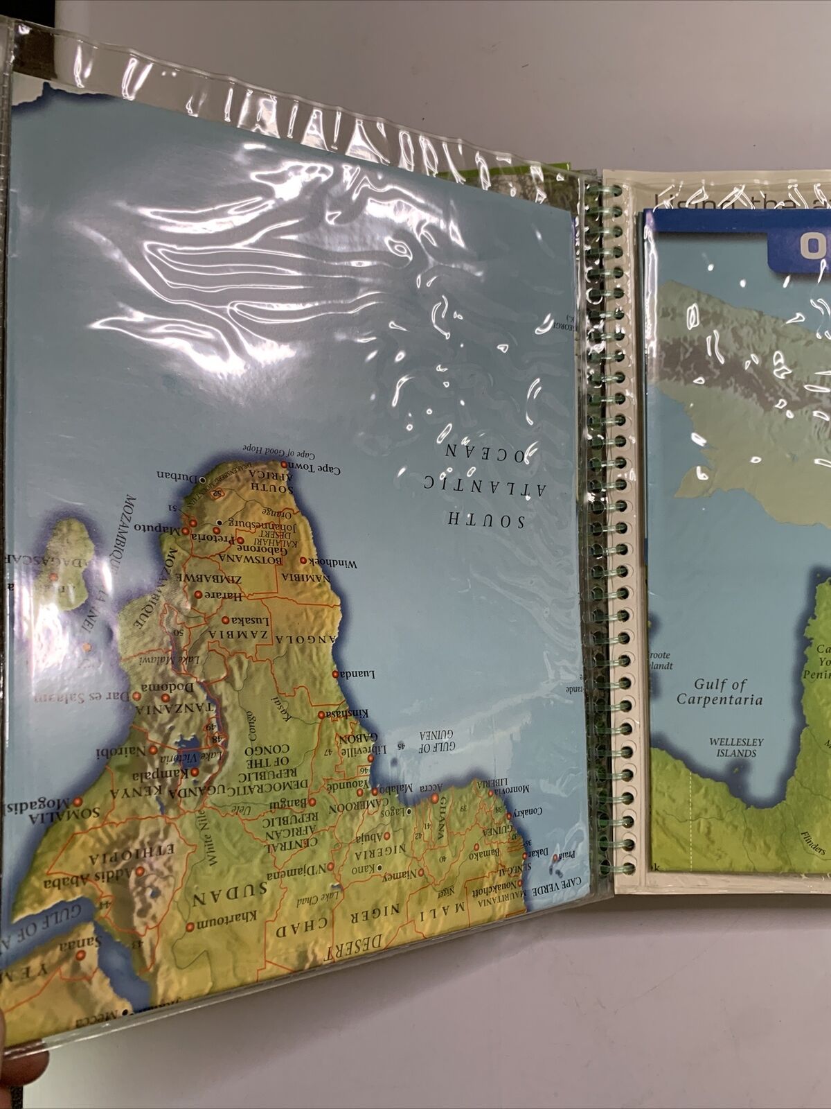 World Atlas Key Guide Atlas: The Ultimate Guide to the World + 2x Giant Posters Aus and Worl ...
