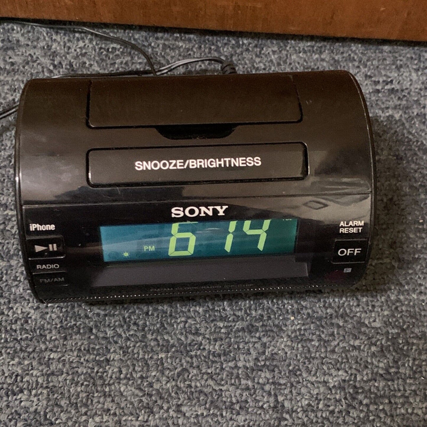 Sony FM/AM Alarm Clock Radio ICF-C11iP with Apple Lightning Connector Dock