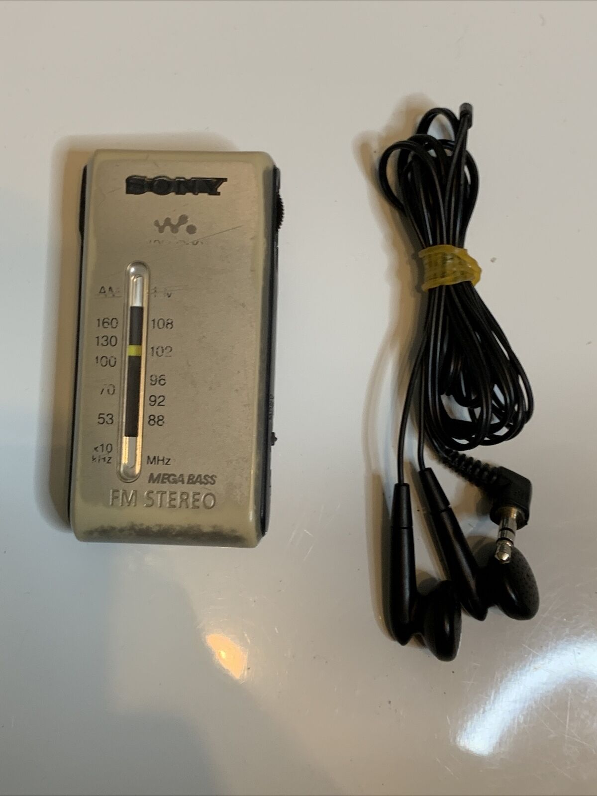 Sony Portable AM/FM Walkman Super Compact Slim Radio Mega Bass SRF-S84 ...