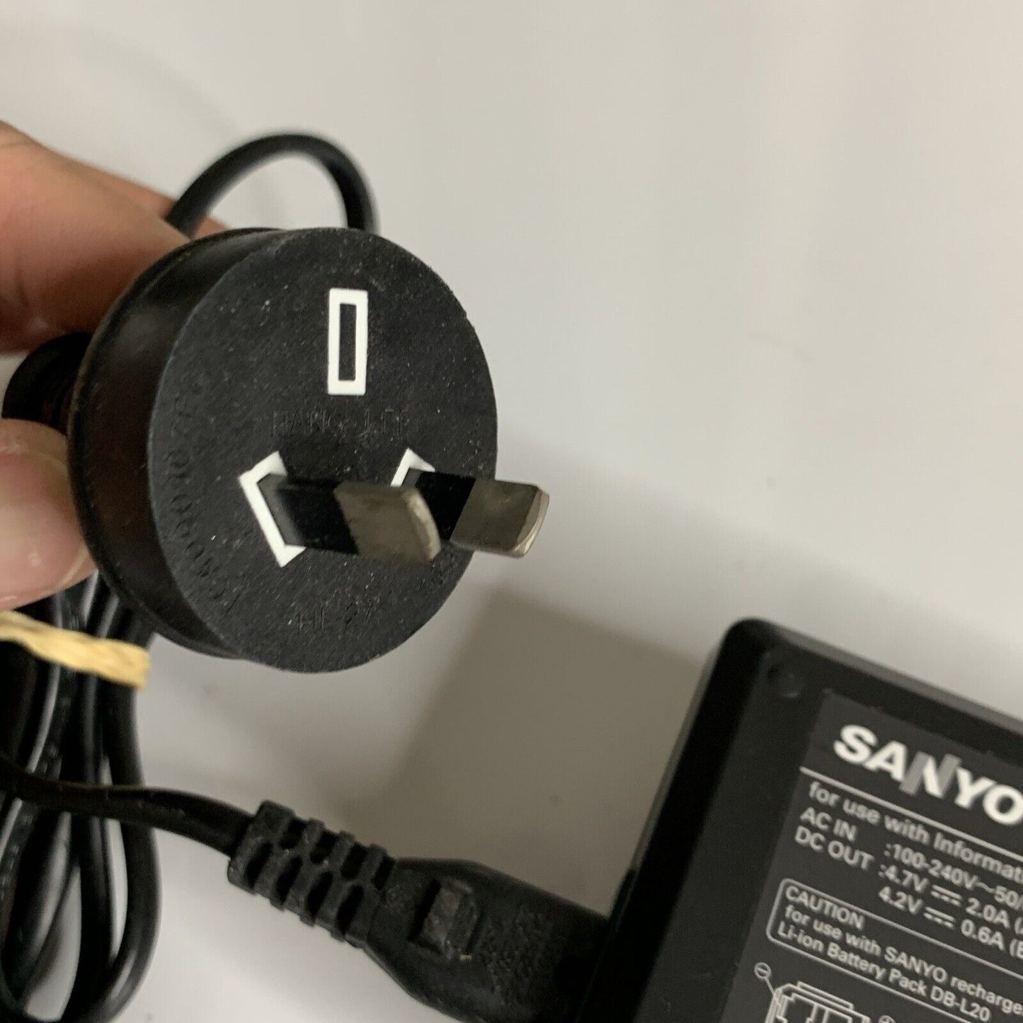 Genuine Sanyo AC Adaptor Charger VAR-AL20 for DB-L20 DB-L20AU battery