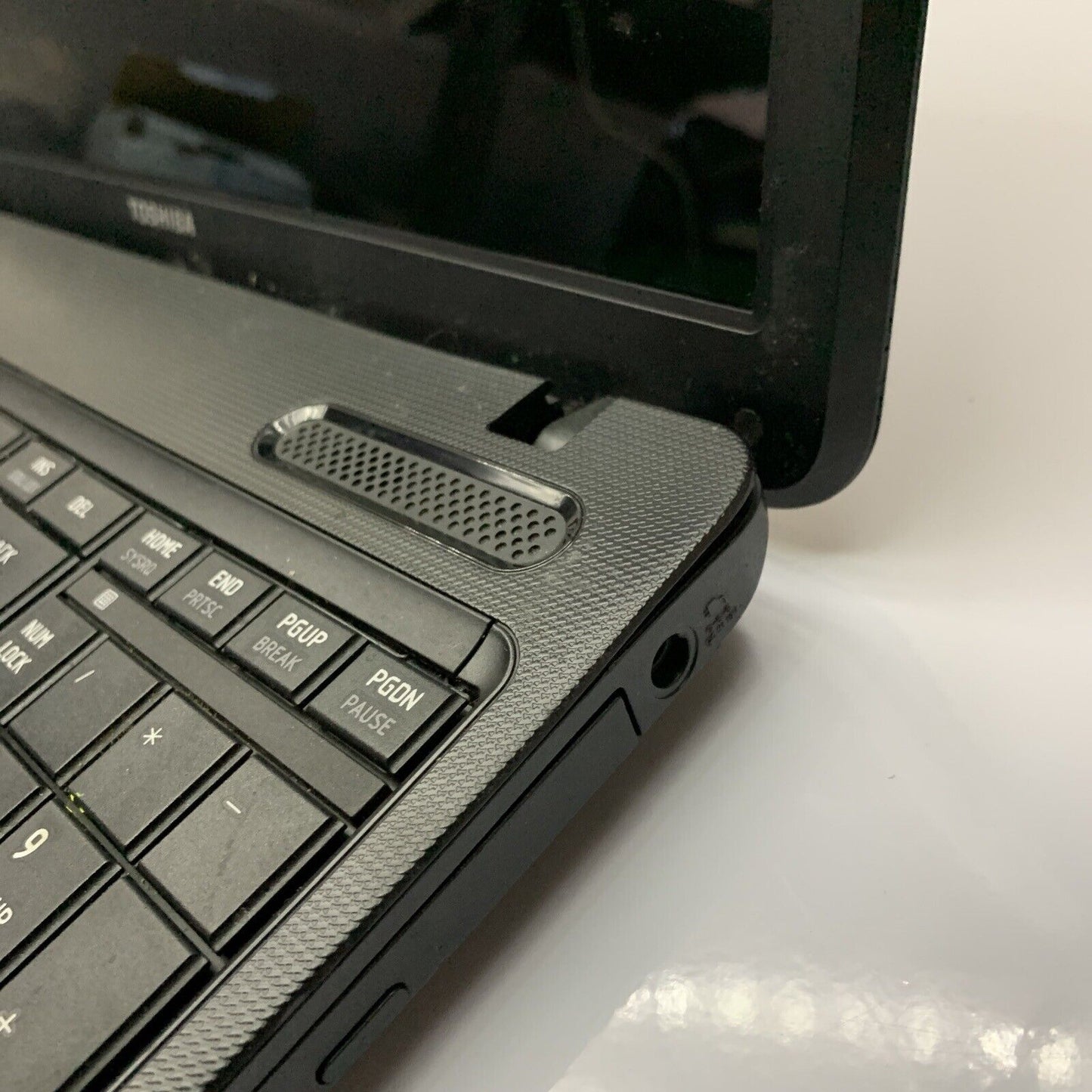 Toshiba Satellite Laptop AMD V140 Win 7 DVD 500GB 2gb *No Battery & Case Loose