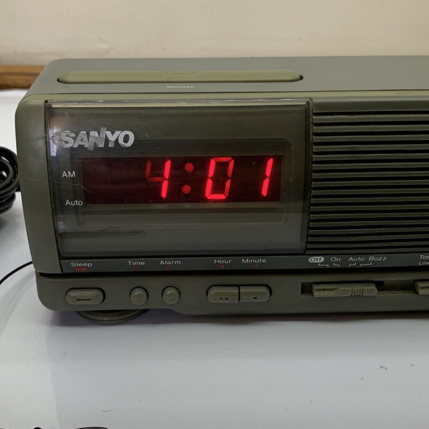 Sanyo Snooze Alarm Clock AM/FM Radio RM 6090