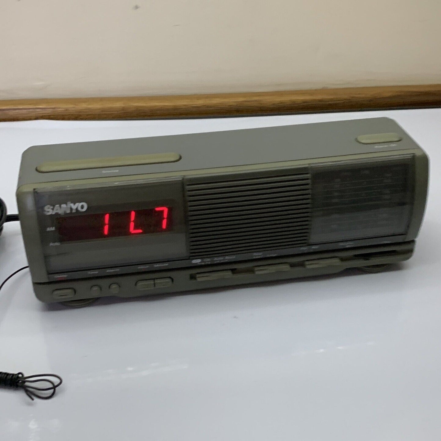 Sanyo Snooze Alarm Clock AM/FM Radio RM 6090